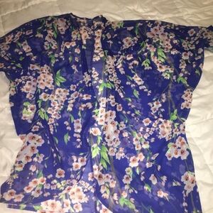 Flowered kimono size small bought at boutique not sure the brand